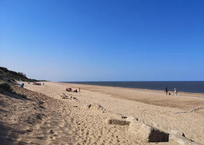 Superb Chalet In Nearby Hemsby Beach In Norfolk With Free Wifi Ref 00122Ba