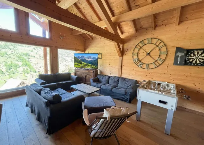 Chalet With Ski Slope Views, Jacuzzi & Cinema Room