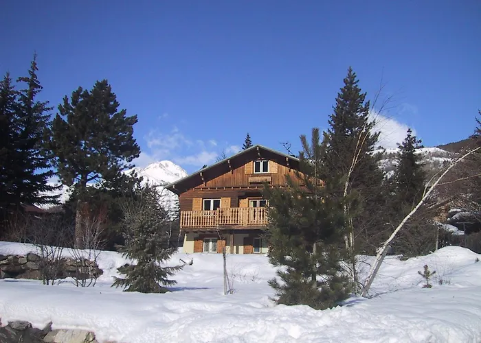 Chalet chaleureux à Saint-Chaffrey avec vue montagne et cheminée