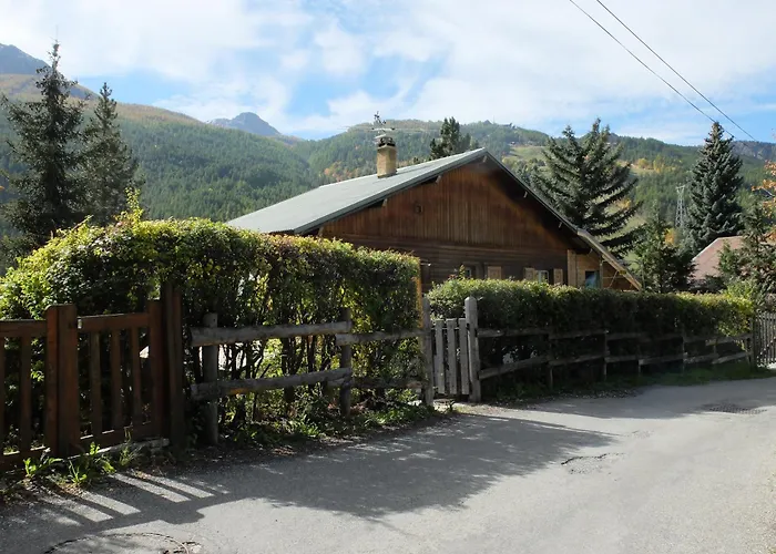 Chalet chaleureux à Saint-Chaffrey avec vue montagne et cheminée