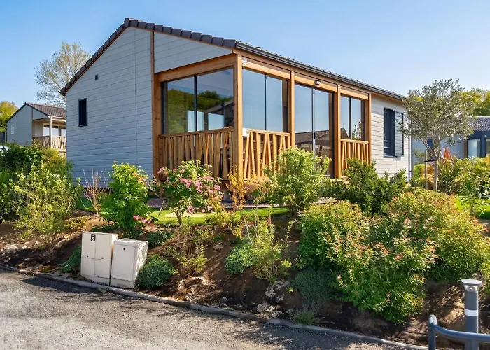Chalet enchanteur à Arzal avec vue sur lac et piscine partagée