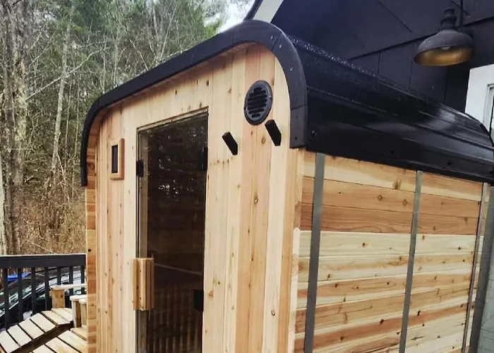 Modern Pine Tree Chalet With Hot Tub, Outdoor Tv, Views, Games & Pool 5 Mins Away!!