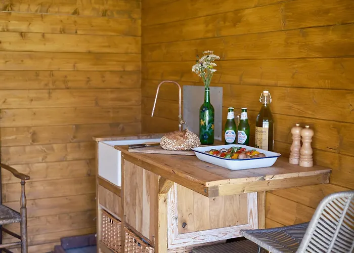 Simple Basketmakers Hut Cabin For Two