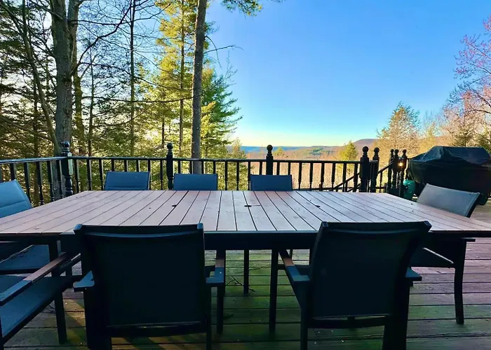 Mountain View Chalet Ski, Hot Tub, Firepit, Games