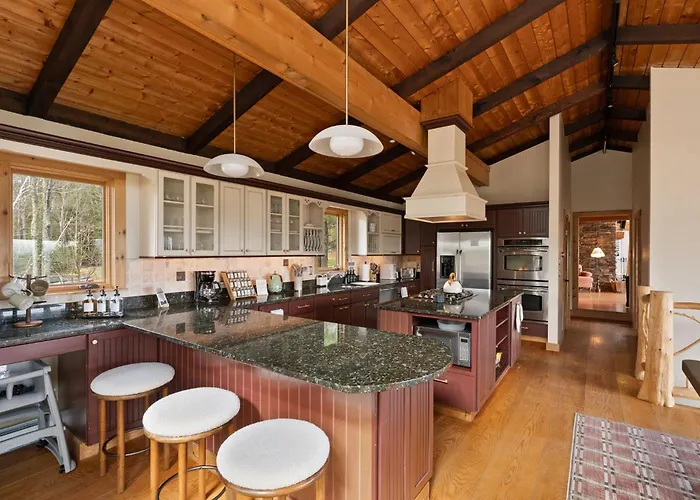 Velvet Timber Haus | Hottub, Sauna, Firepit, Games