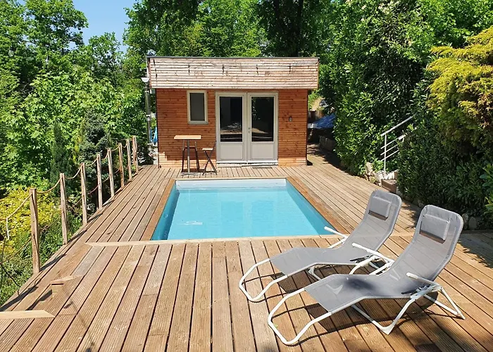 Chalet Avec Piscine Dans Un Cadre Verdoyant