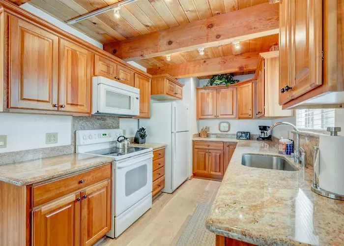 Remodeled Home With Private Hot Tub Pool Access & Free Ski Shuttle