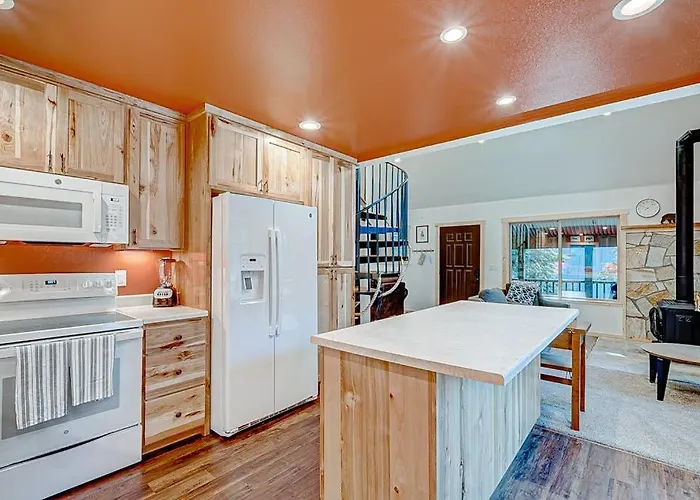 Remodeled Chalet With Private Hot Tub Bumper Pool Table & W&D