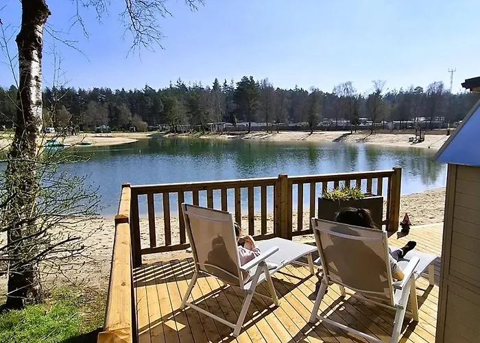 Sfeervol Veluws Meerhuisje Luxe Gezinschalet Aan Het Water Met Opgemaakte Bedden En Handdoeken