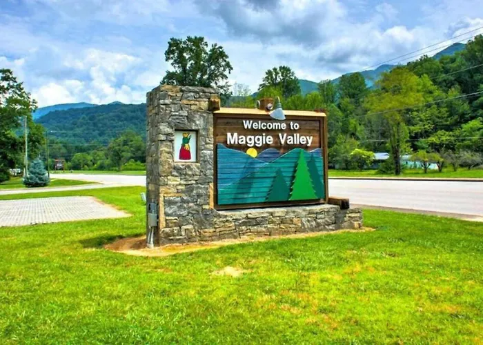 Pet-Friendly Mountain Cabin W Hot Tub & Mtn Views