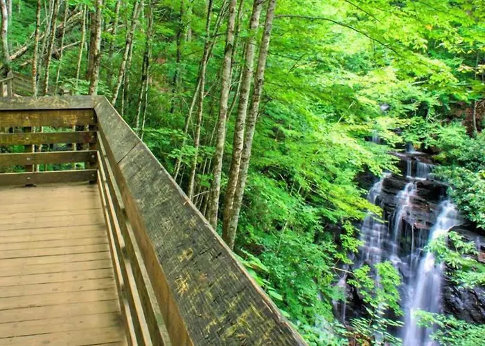 Pet-Friendly Mountain Cabin W Hot Tub & Mtn Views