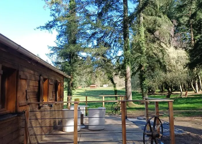 Roulotte des Hêtres au Domaine de Vauguenige