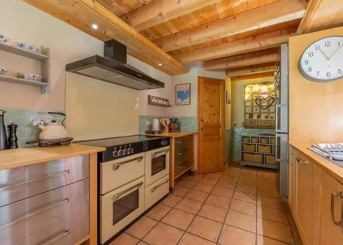 Chalet Montet Forest River Garden Lodge - Happy Rentals