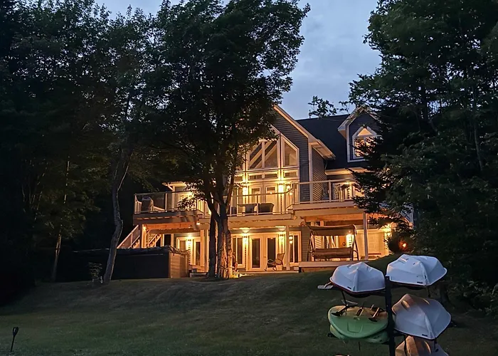 Luxurious Lakeside Chalet With Swim Spa