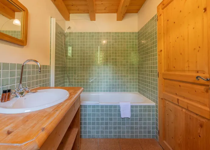 Chalet Montet Forest River Garden Lodge - Happy Rentals
