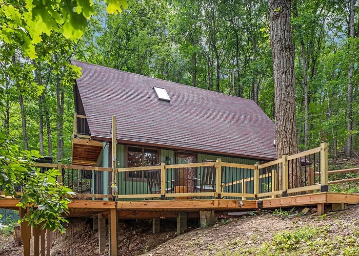 New Secluded Retreat Mountain Views, Hot Tub, River Access