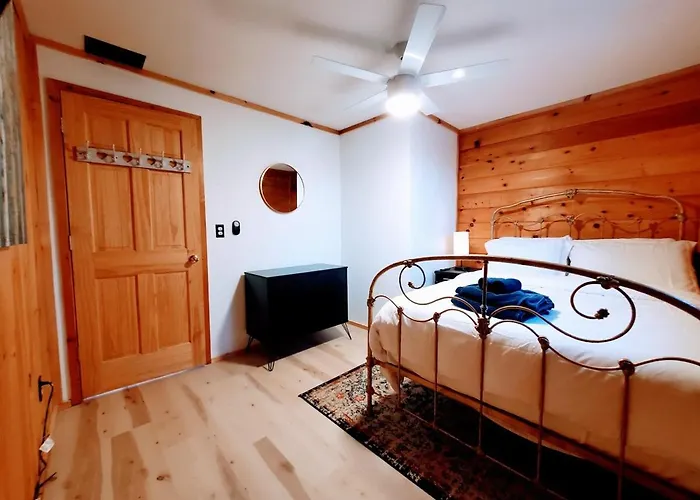 Modern Cabin Close To Ski With Hot Tub, Views & Games