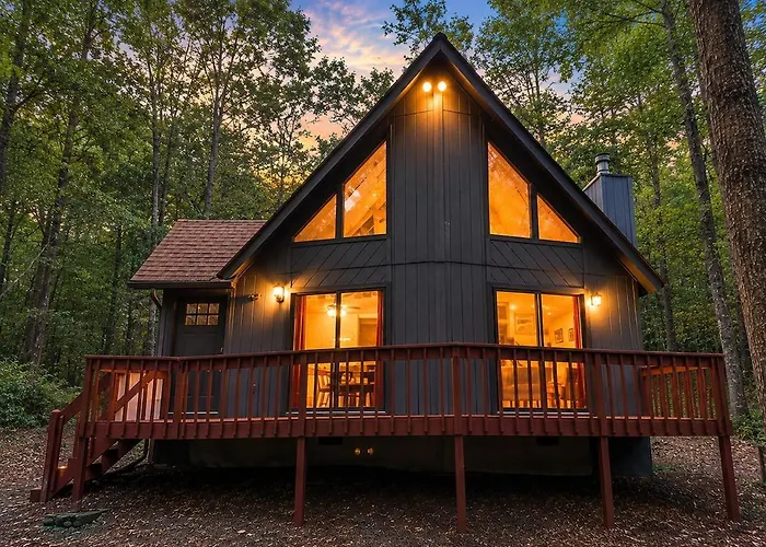 Hot Tub & Fire Pit: Cozy Pines Chalet In Poconos