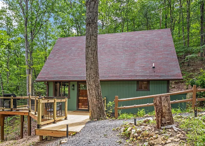 New Secluded Retreat Mountain Views, Hot Tub, River Access