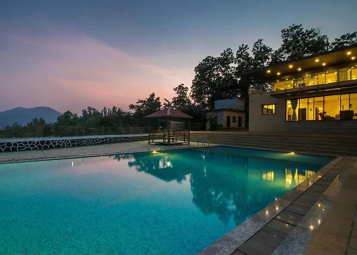 Stayvista'S Lake Mansion - Lakeside With Mountain View, Large Pool & Sprawling Lawn